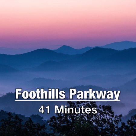 New Luxury Cabin With Stunning Mountainviews,Hottub, Firepit, Fireplace,2 Kingbeds, 2 Covereddecks,Bbqgrill, Shuffleboard And Pool Access Sevierville Eksteriør bilde