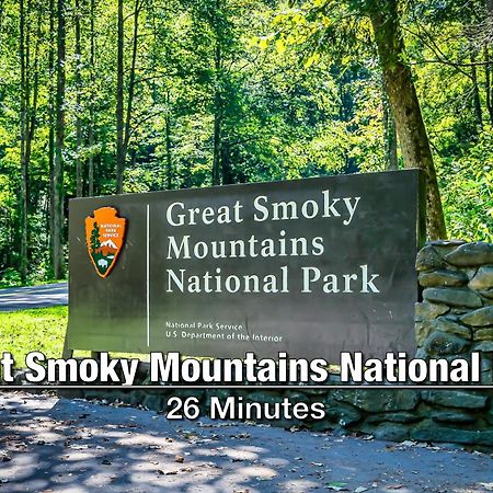 New Luxury Cabin With Stunning Mountainviews,Hottub, Firepit, Fireplace,2 Kingbeds, 2 Covereddecks,Bbqgrill, Shuffleboard And Pool Access Sevierville Eksteriør bilde