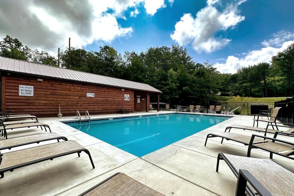 New Luxury Cabin With Stunning Mountainviews,Hottub, Firepit, Fireplace,2 Kingbeds, 2 Covereddecks,Bbqgrill, Shuffleboard And Pool Access Sevierville Eksteriør bilde