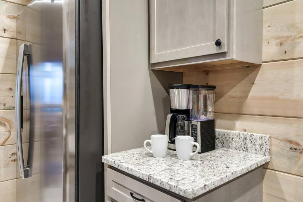 New Luxury Cabin With Stunning Mountainviews,Hottub, Firepit, Fireplace,2 Kingbeds, 2 Covereddecks,Bbqgrill, Shuffleboard And Pool Access Sevierville Eksteriør bilde
