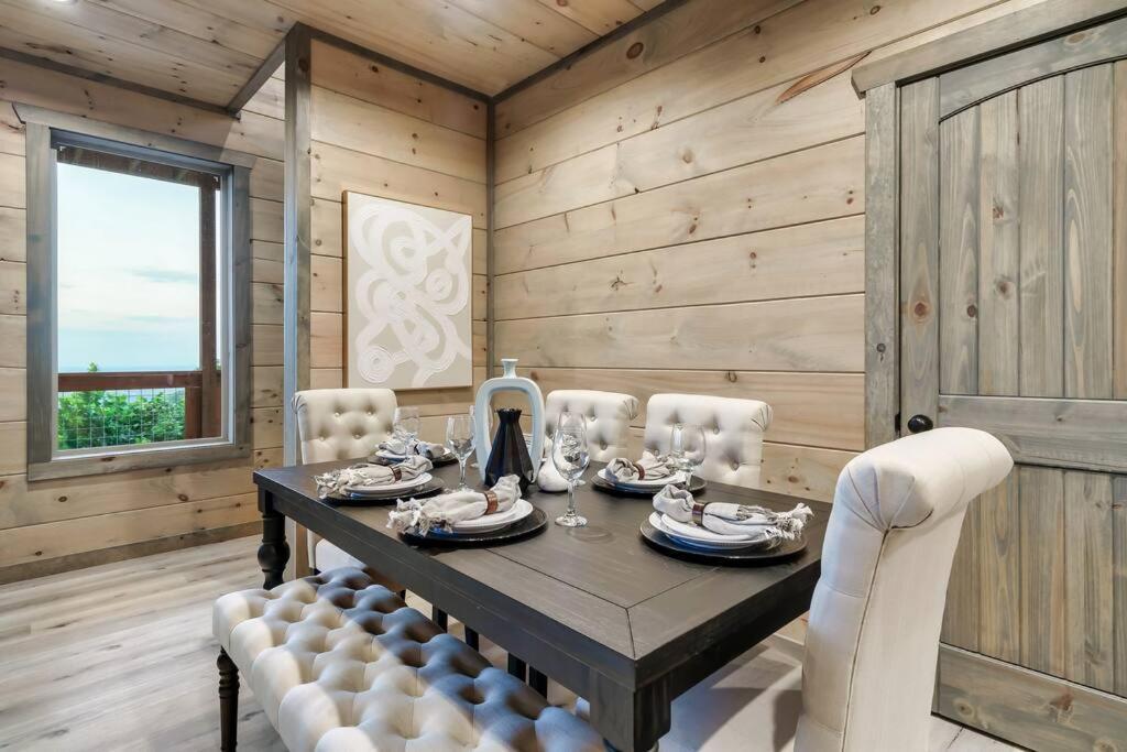 New Luxury Cabin With Stunning Mountainviews,Hottub, Firepit, Fireplace,2 Kingbeds, 2 Covereddecks,Bbqgrill, Shuffleboard And Pool Access Sevierville Eksteriør bilde