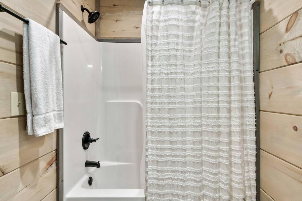 New Luxury Cabin With Stunning Mountainviews,Hottub, Firepit, Fireplace,2 Kingbeds, 2 Covereddecks,Bbqgrill, Shuffleboard And Pool Access Sevierville Eksteriør bilde