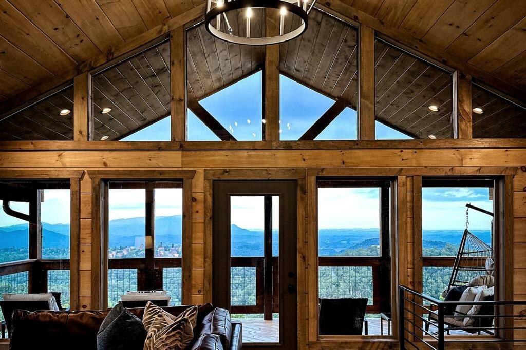New Luxury Cabin With Stunning Mountainviews,Hottub, Firepit, Fireplace,2 Kingbeds, 2 Covereddecks,Bbqgrill, Shuffleboard And Pool Access Sevierville Eksteriør bilde
