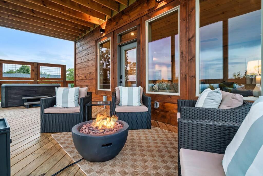 New Luxury Cabin With Stunning Mountainviews,Hottub, Firepit, Fireplace,2 Kingbeds, 2 Covereddecks,Bbqgrill, Shuffleboard And Pool Access Sevierville Eksteriør bilde