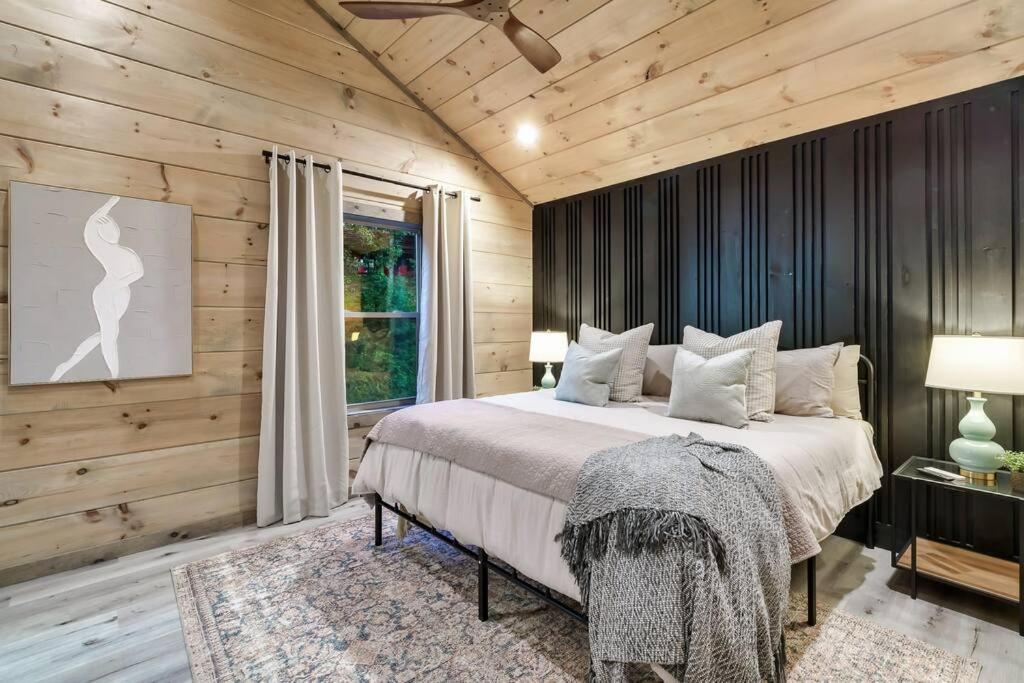 New Luxury Cabin With Stunning Mountainviews,Hottub, Firepit, Fireplace,2 Kingbeds, 2 Covereddecks,Bbqgrill, Shuffleboard And Pool Access Sevierville Eksteriør bilde