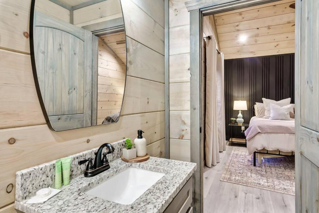 New Luxury Cabin With Stunning Mountainviews,Hottub, Firepit, Fireplace,2 Kingbeds, 2 Covereddecks,Bbqgrill, Shuffleboard And Pool Access Sevierville Eksteriør bilde