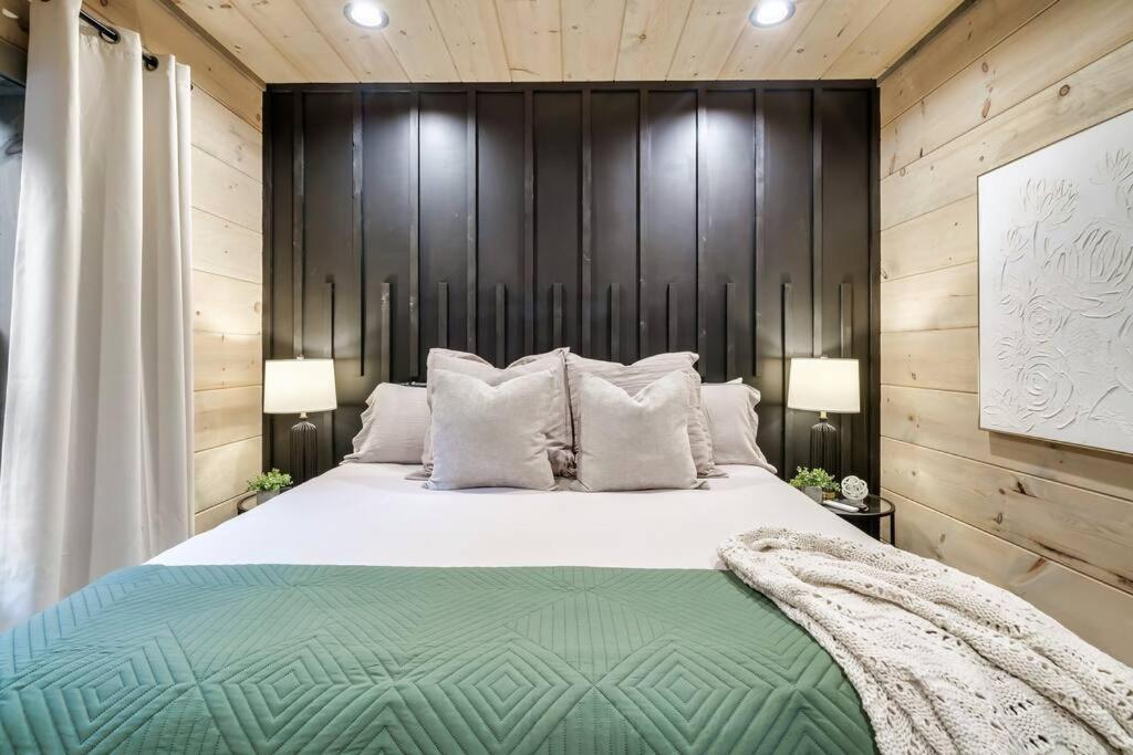 New Luxury Cabin With Stunning Mountainviews,Hottub, Firepit, Fireplace,2 Kingbeds, 2 Covereddecks,Bbqgrill, Shuffleboard And Pool Access Sevierville Eksteriør bilde