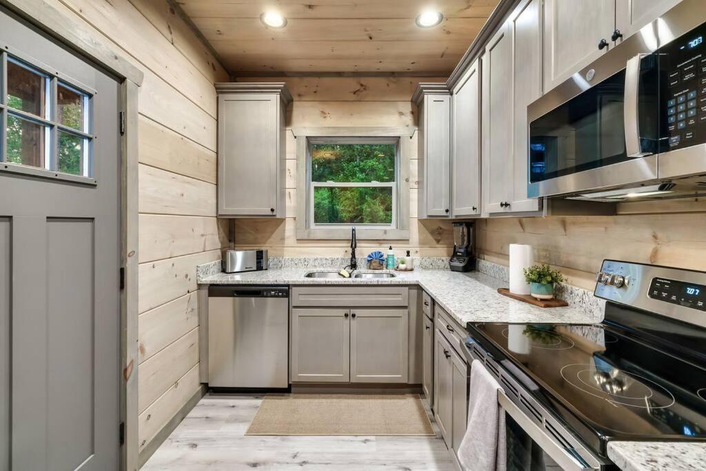 New Luxury Cabin With Stunning Mountainviews,Hottub, Firepit, Fireplace,2 Kingbeds, 2 Covereddecks,Bbqgrill, Shuffleboard And Pool Access Sevierville Eksteriør bilde