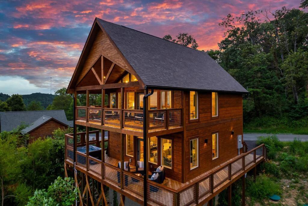 New Luxury Cabin With Stunning Mountainviews,Hottub, Firepit, Fireplace,2 Kingbeds, 2 Covereddecks,Bbqgrill, Shuffleboard And Pool Access Sevierville Eksteriør bilde