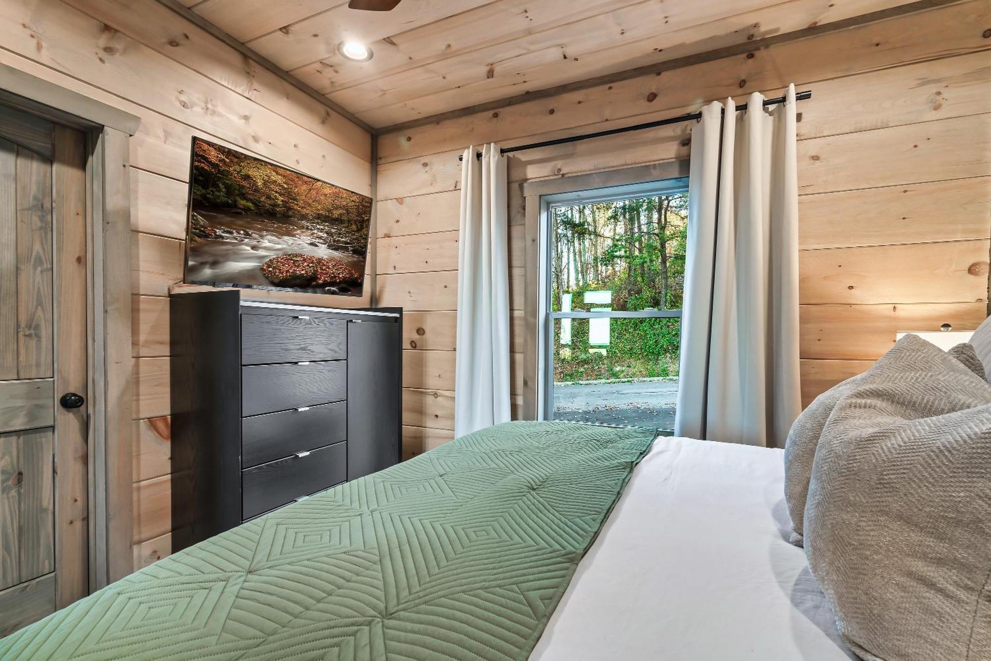 New Luxury Cabin With Stunning Mountainviews,Hottub, Firepit, Fireplace,2 Kingbeds, 2 Covereddecks,Bbqgrill, Shuffleboard And Pool Access Sevierville Eksteriør bilde