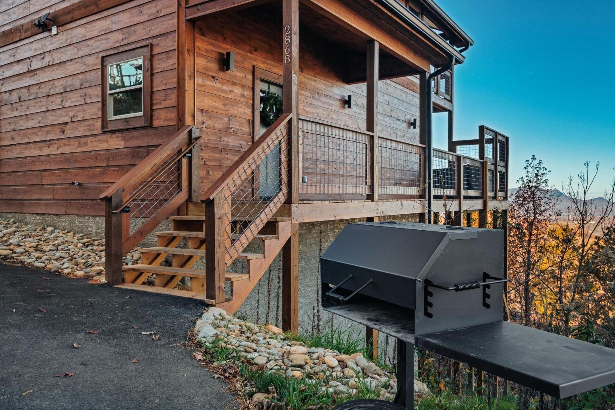 New Luxury Cabin With Stunning Mountainviews,Hottub, Firepit, Fireplace,2 Kingbeds, 2 Covereddecks,Bbqgrill, Shuffleboard And Pool Access Sevierville Eksteriør bilde