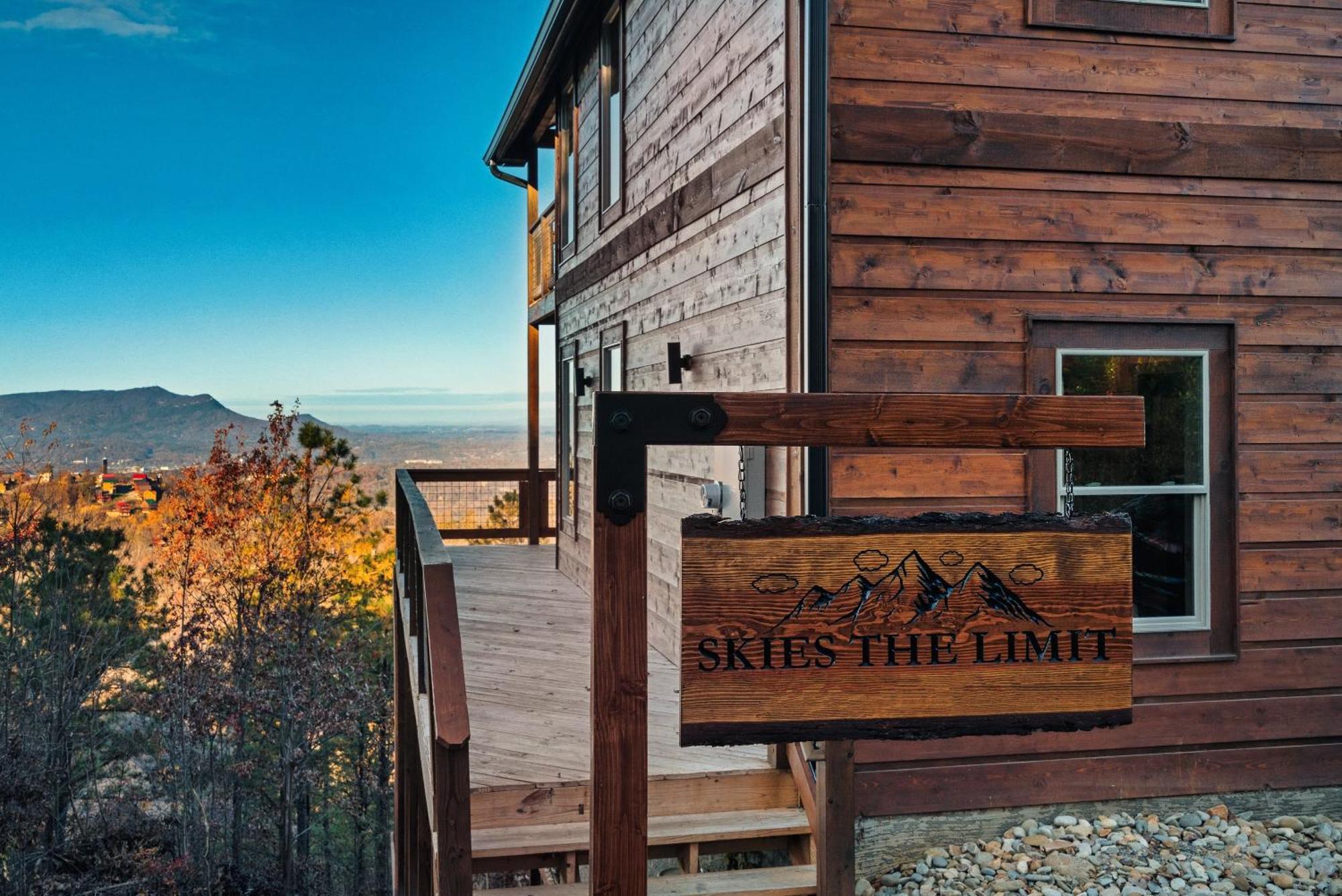 New Luxury Cabin With Stunning Mountainviews,Hottub, Firepit, Fireplace,2 Kingbeds, 2 Covereddecks,Bbqgrill, Shuffleboard And Pool Access Sevierville Eksteriør bilde