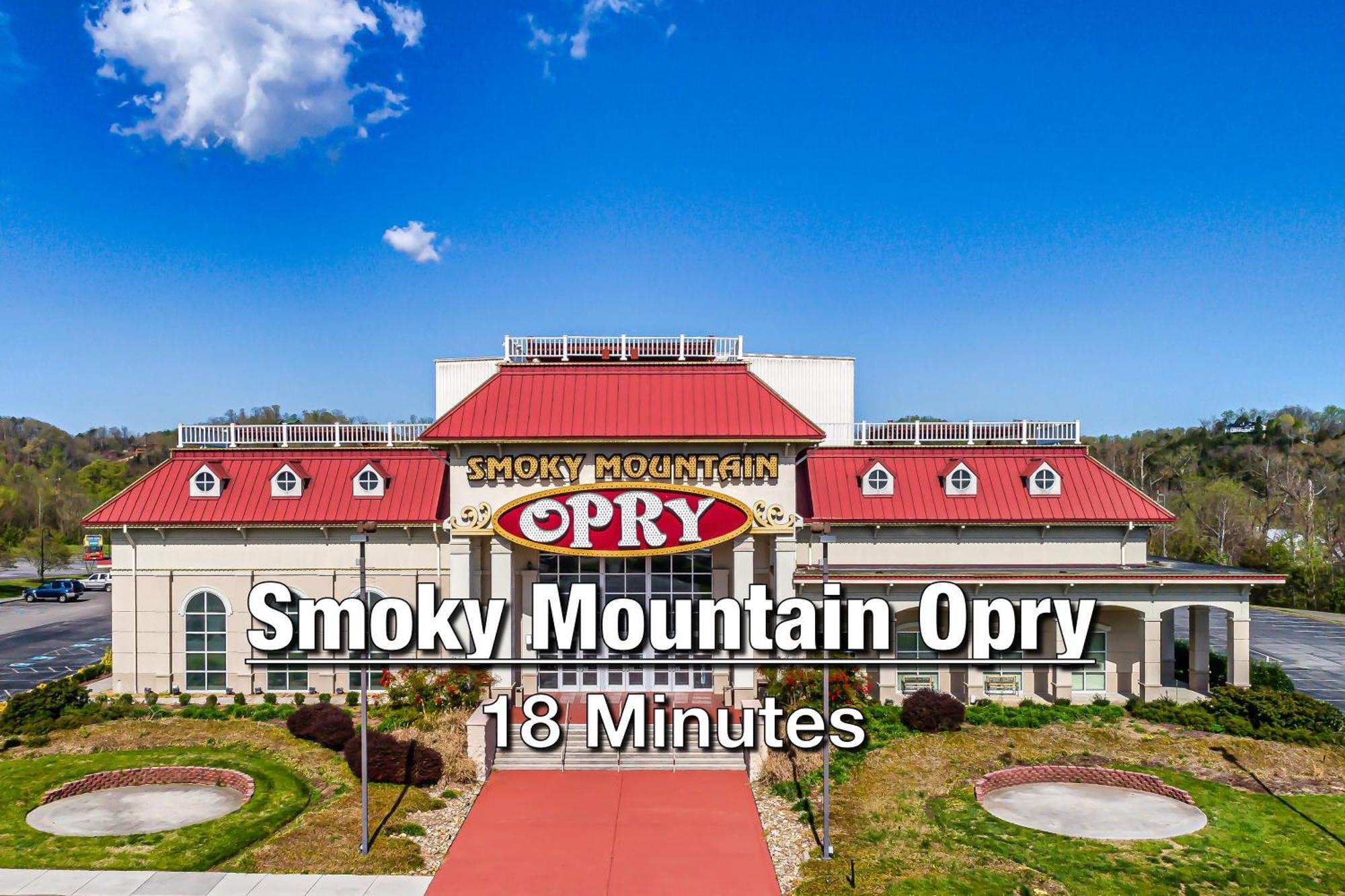 New Luxury Cabin With Stunning Mountainviews,Hottub, Firepit, Fireplace,2 Kingbeds, 2 Covereddecks,Bbqgrill, Shuffleboard And Pool Access Sevierville Eksteriør bilde