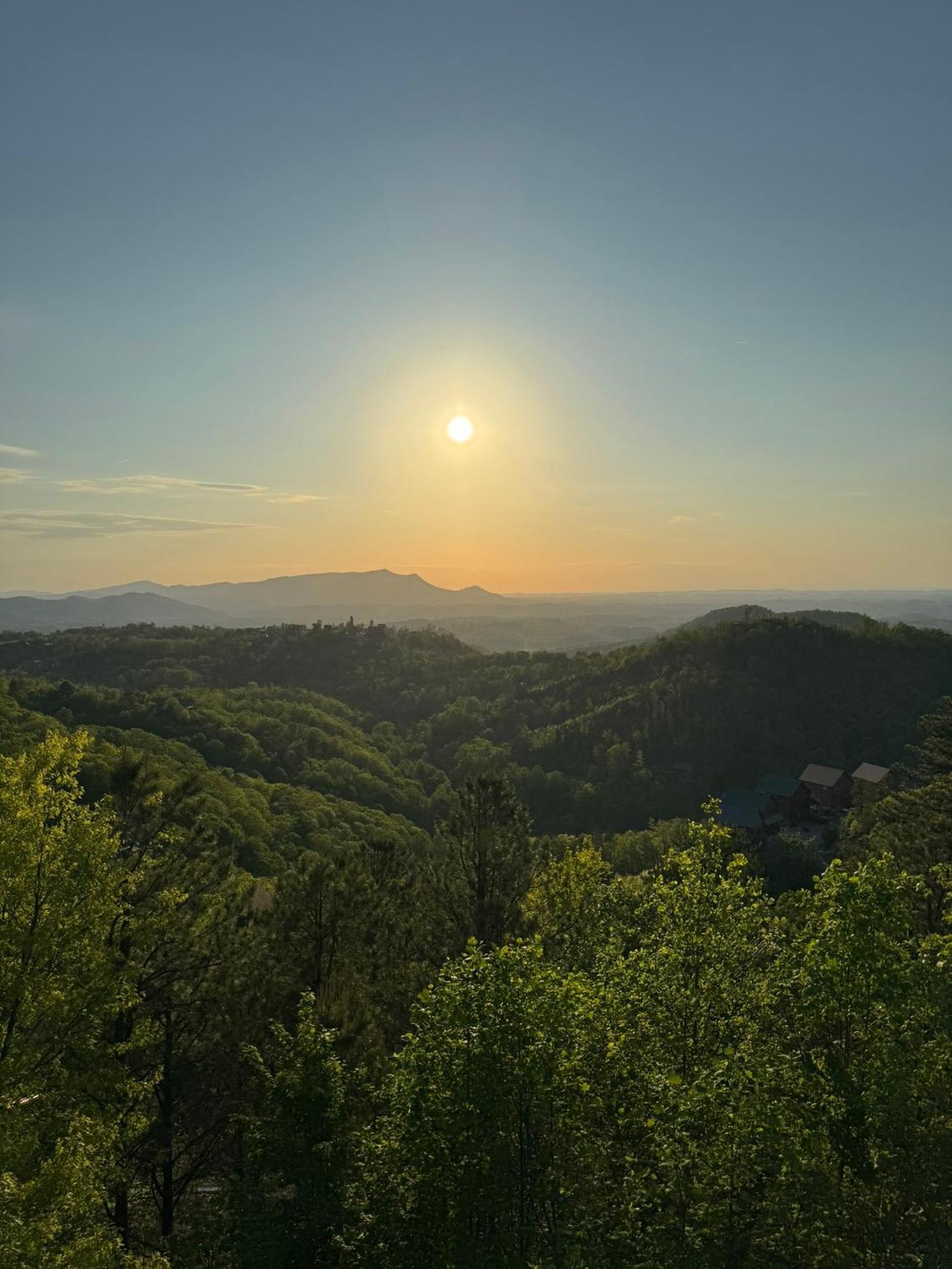 New Luxury Cabin With Stunning Mountainviews,Hottub, Firepit, Fireplace,2 Kingbeds, 2 Covereddecks,Bbqgrill, Shuffleboard And Pool Access Sevierville Eksteriør bilde